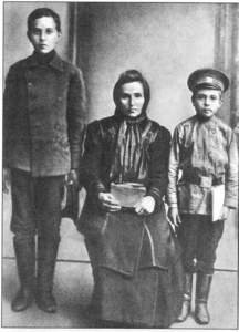 Николай Островский (справа), мать писателя и брат. г. Староконстантинов, 1913 год